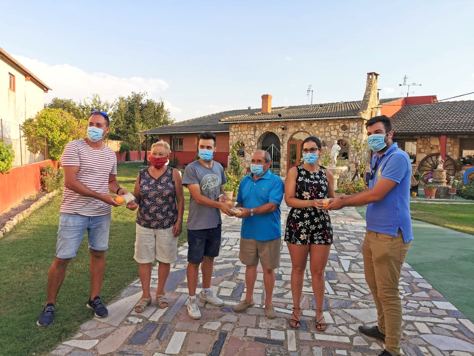 La Corporación Municipal visitó a todos los vecinos para entregarles la merienda