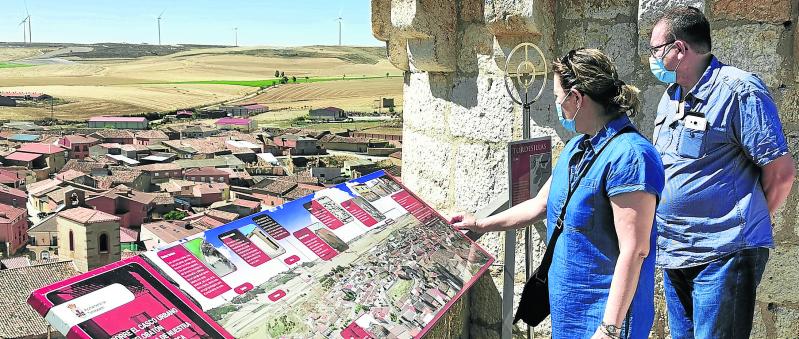 Una pareja de turistas en el mirador del castillo de Torrelobatón. 