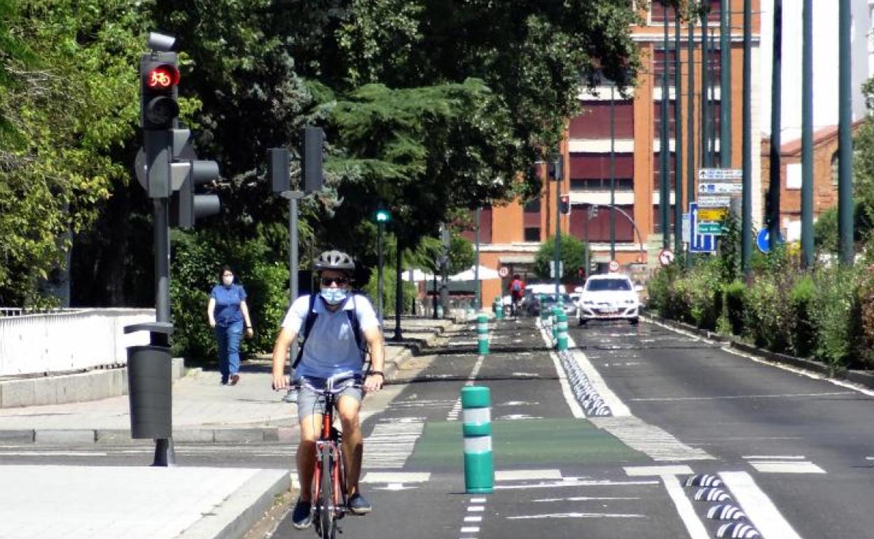 Marcas viales ante el semáforo para ciclistas en la salida de vehículos de Poniente.