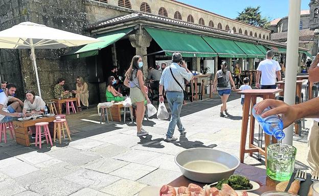 Imagen principal - Mercado de abastos, (arriba), peregrinas (en medio) y calle de Santiago de Compostela (abajo).