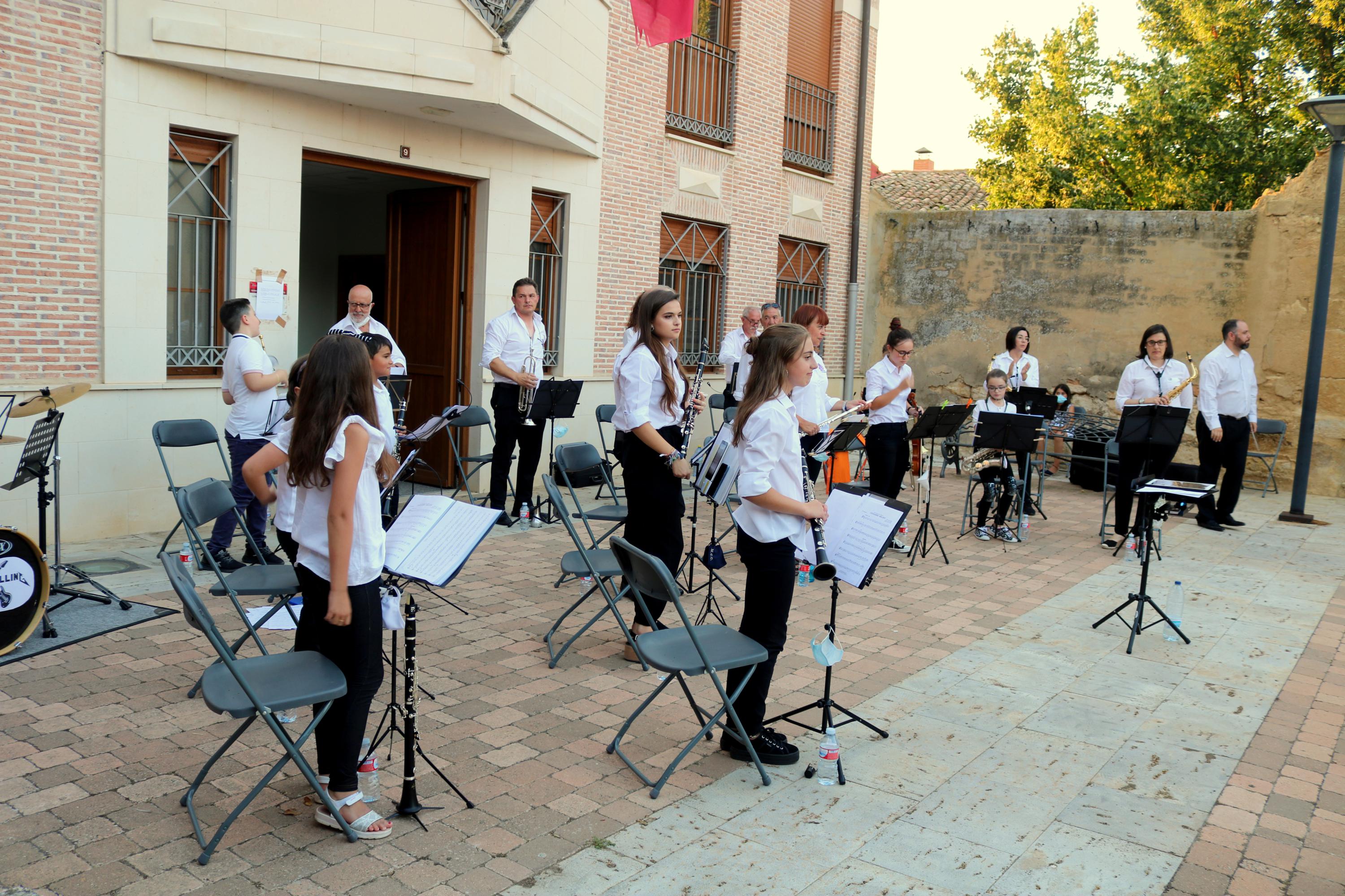 Actuación de la Banda de Música Comarcal de la ACJB en Fuentes de Valdepero