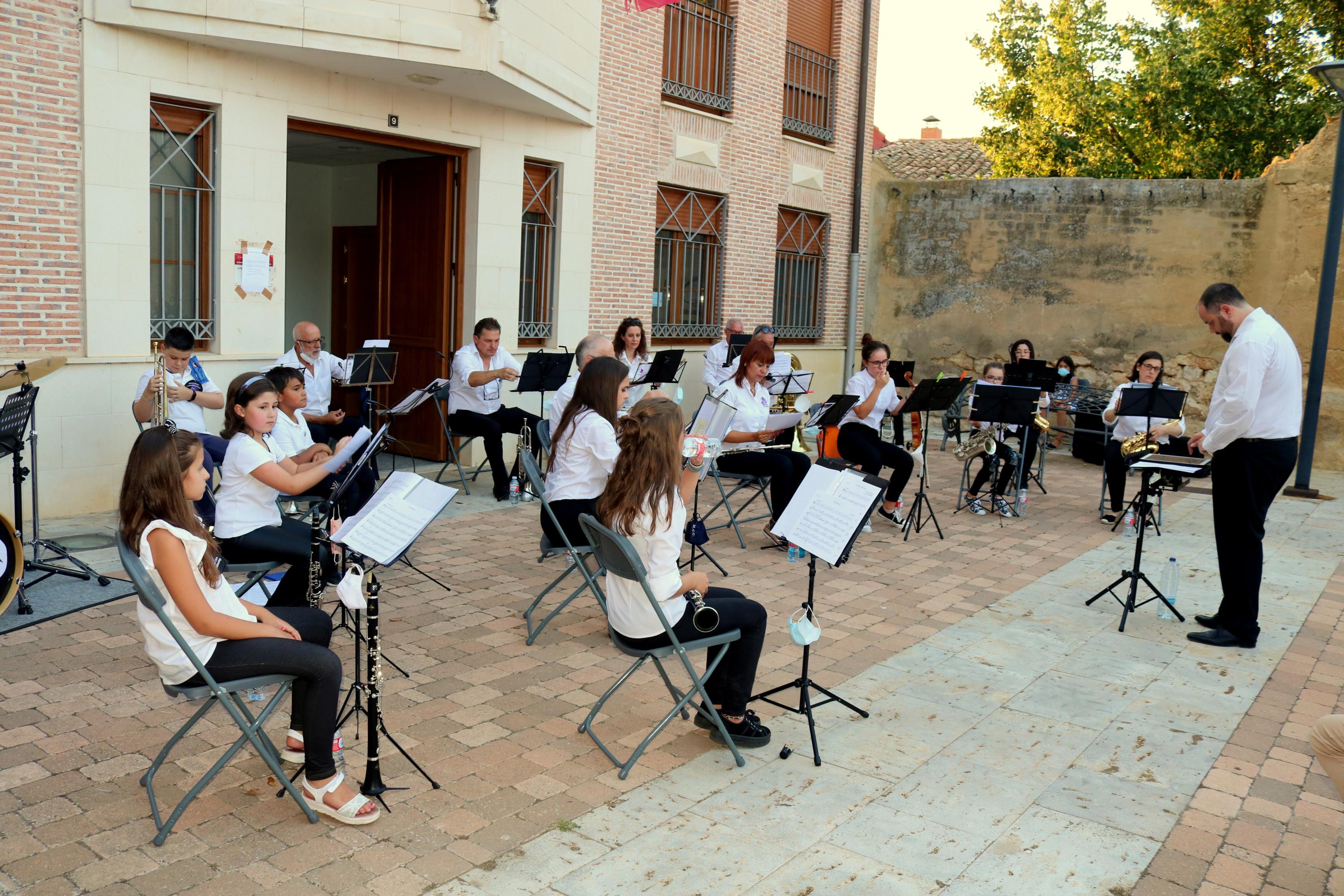 Actuación de la Banda de Música Comarcal de la ACJB en Fuentes de Valdepero