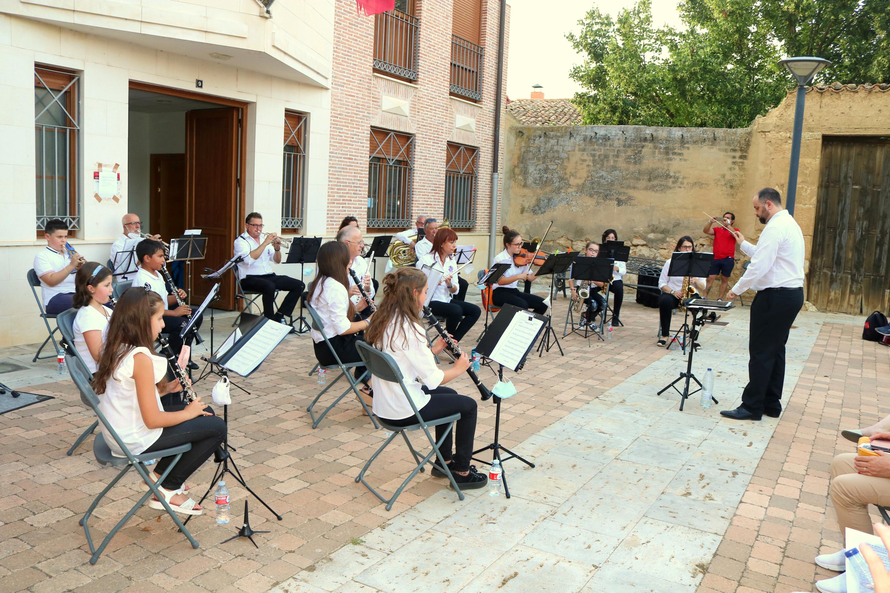 Actuación de la Banda de Música Comarcal de la ACJB en Fuentes de Valdepero