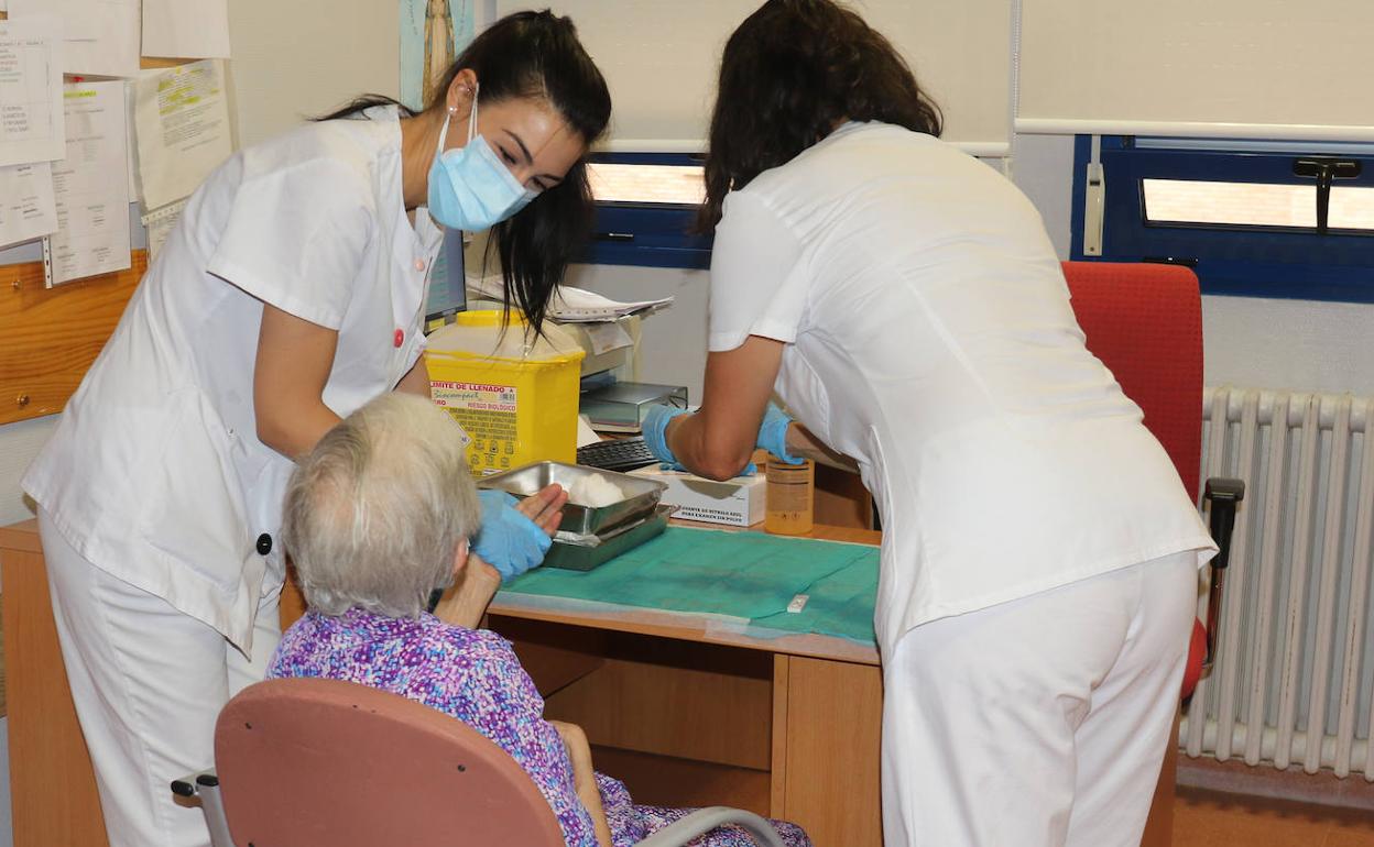 Dos enfermeras realizan el test a una anciana de la residencia Doctor Villacián de Valladolid.