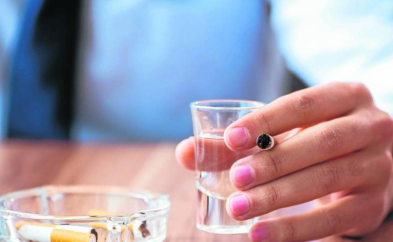 El alcoholismo suele estar ligado a la adicción al tabaco y al juego.