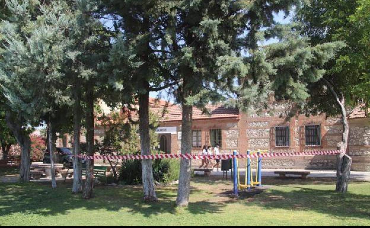 Parque precintado y cerrado en la entidad lòcal menor de Campo de Cuéllar tras los positivos detectados. 