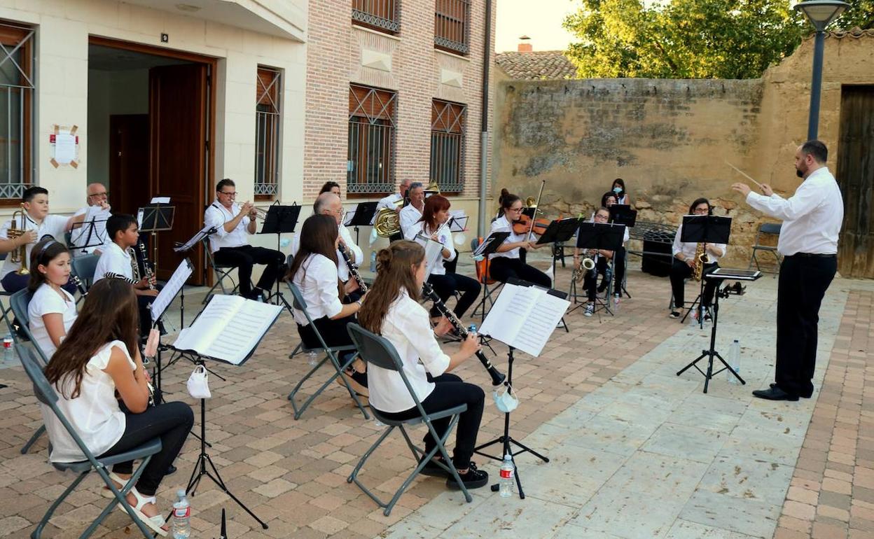 La banda de música, durante el concierto en Fuentes.