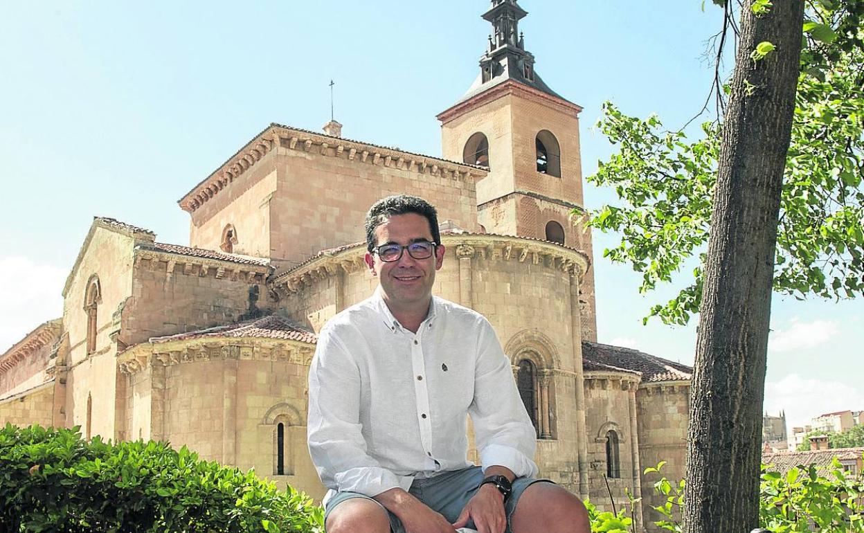 José Luis Horcajo posa frente a la iglesia de San Millán. 