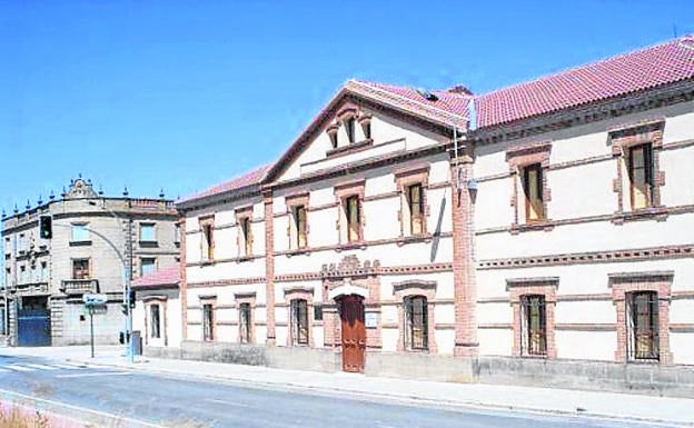 Imagen principal - Arriba, exterior del edificio del Centro de Día de Navas de Oro; torre de la desaparecida iglesia de Santa María, en el que fue barrio de Cuéllar. La base es románica y ermita del Cristo del Humilladero. 