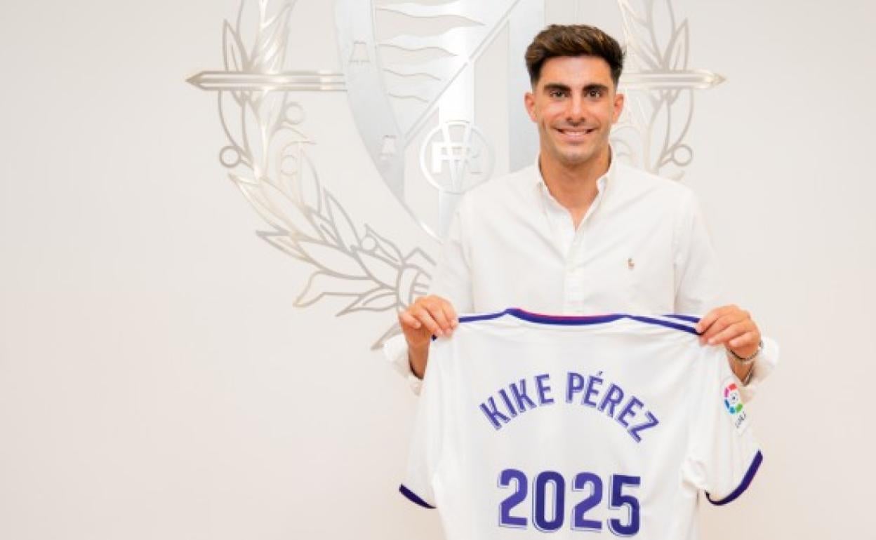 Kike Pérez posa con la camiseta y su año de fin de contrato. 