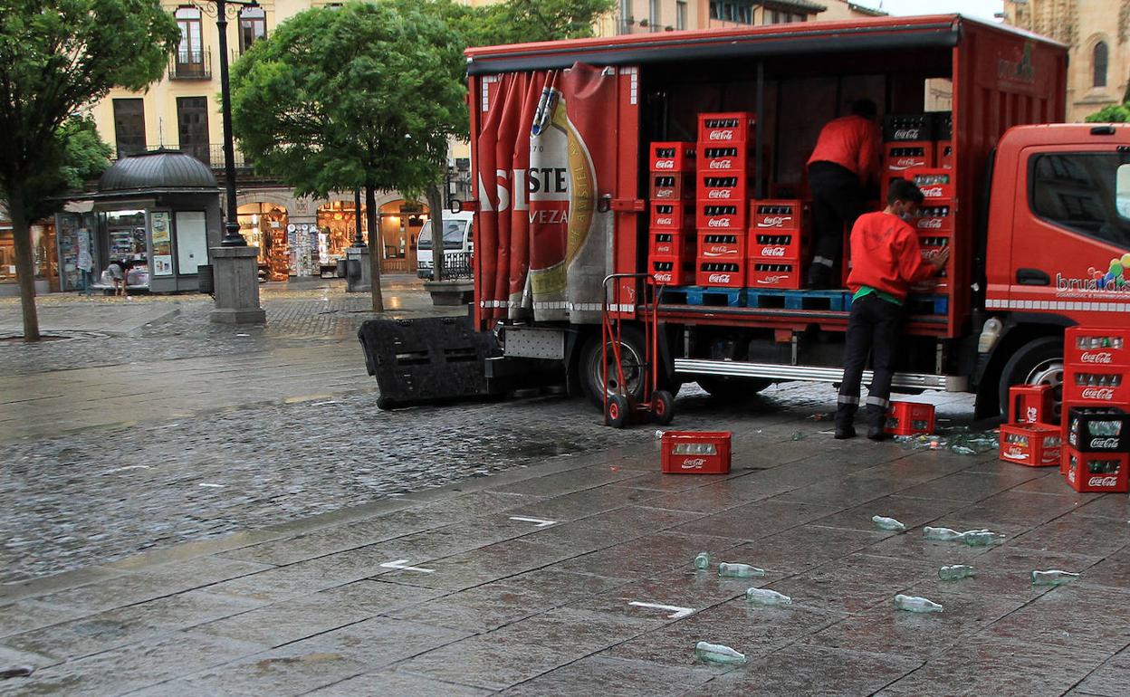 Botellas esparcidas por la Plaza Mayor tras un golpe de viento este martes lluvioso en Segovia. 