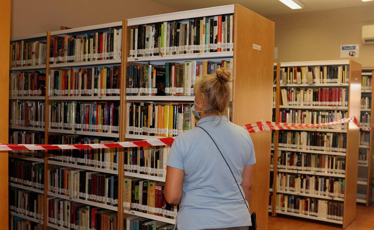 Estanterías clausuradas para evitar el paso de usuarios en la biblioteca de Delicias. 