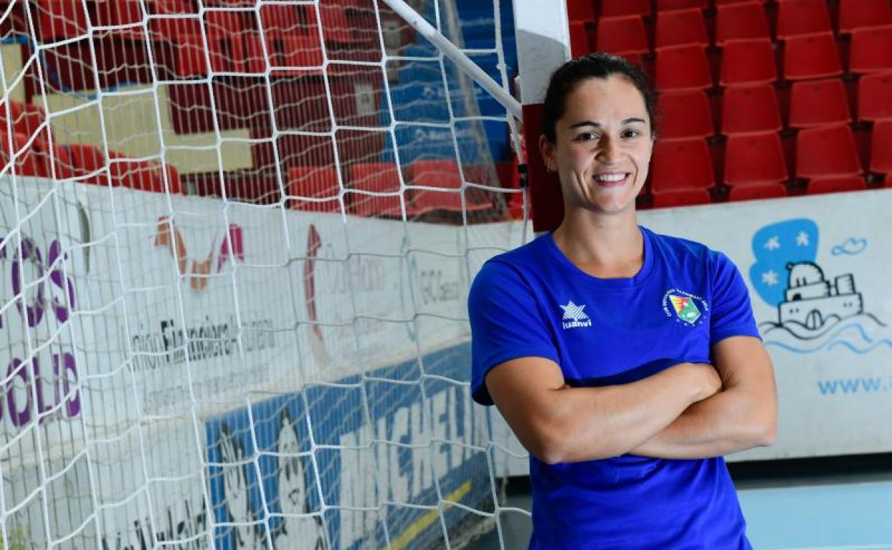 Amaia González de Garibay posa sonriente en una de las porterías de la cancha de Huerta del Rey. 