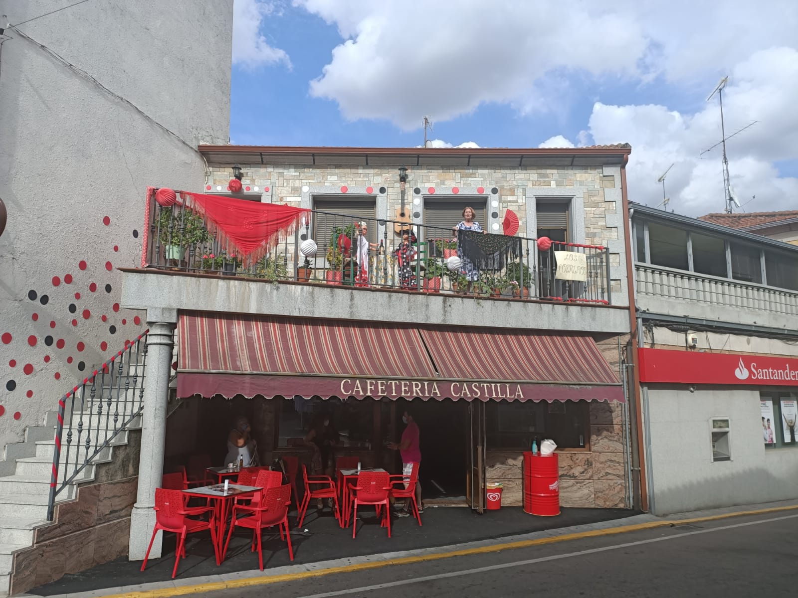Arranca el I Concurso de Ornamentación de Balcones, Ventanas y Fachadas como única actividad de las fiestas, con 38 participantes. 