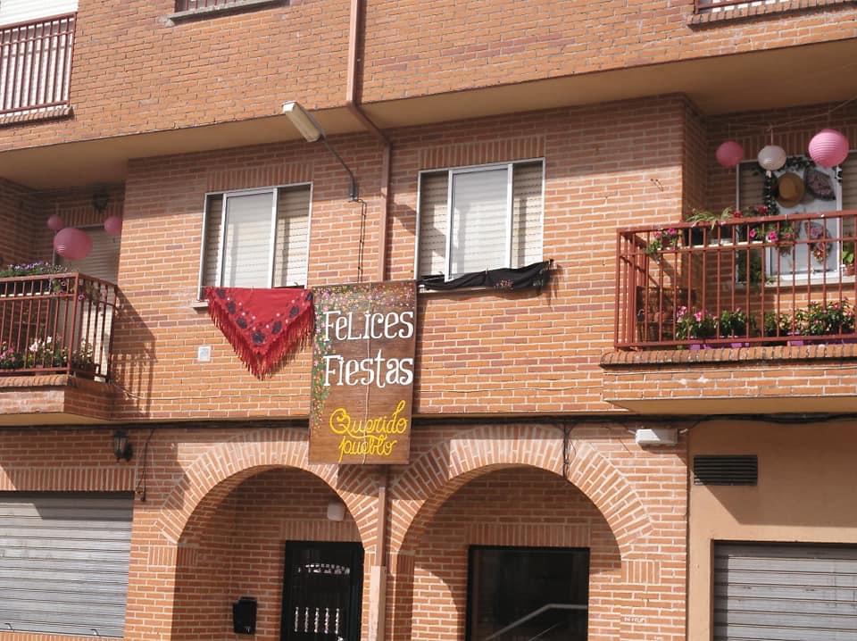 Arranca el I Concurso de Ornamentación de Balcones, Ventanas y Fachadas como única actividad de las fiestas, con 38 participantes. 