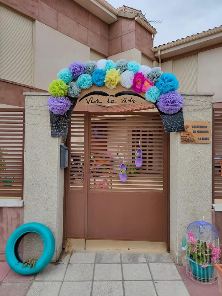 Arranca el I Concurso de Ornamentación de Balcones, Ventanas y Fachadas como única actividad de las fiestas, con 38 participantes. 