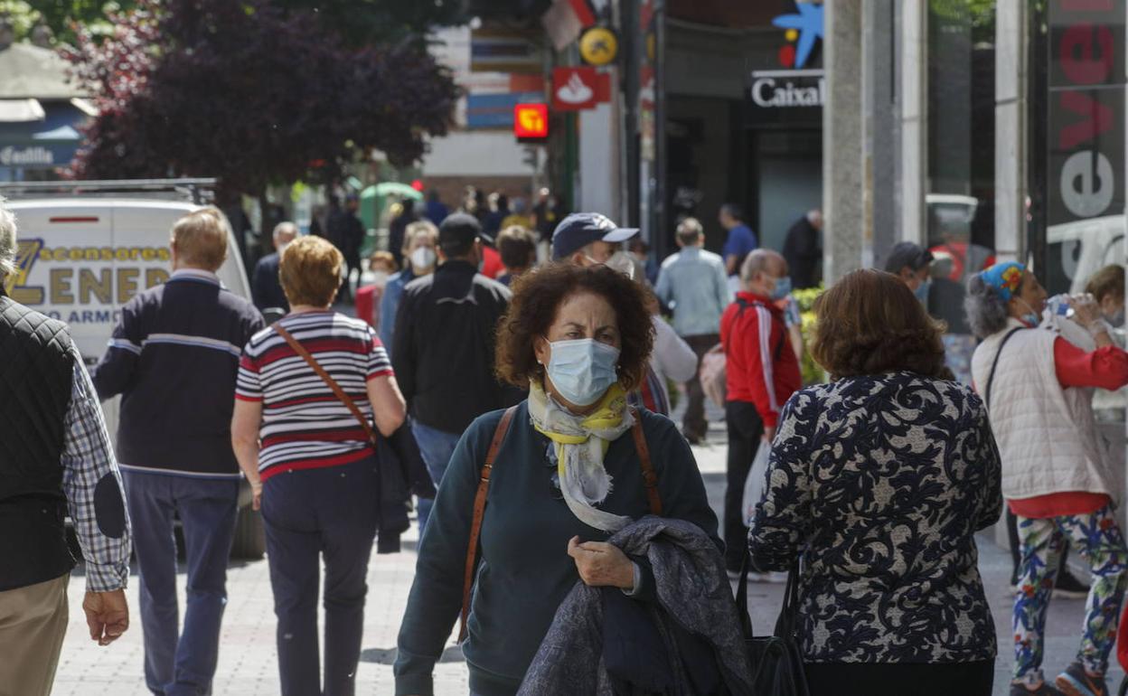 Vecinos de Valladolid pasean por la calle Mantería.