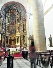 Imagen secundaria 2 - Arriba, llanto sobre Cristo muerto del siglo XVI; sepultura de alabastro en la iglesia de los Santos Juanes y retablo mayor de la iglesia de los Santos Juanes 