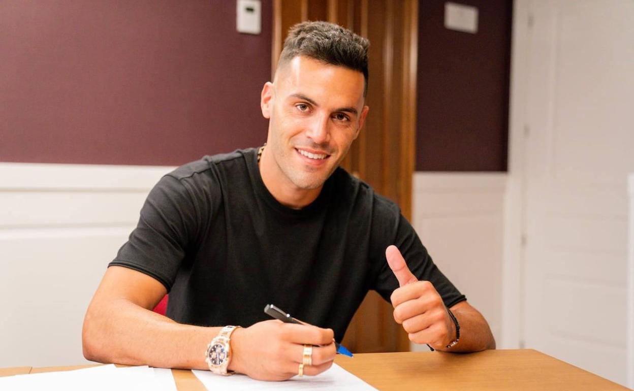 Bruno González, firmando hace unos días su nuevo contrato con el Real Valladolid. 
