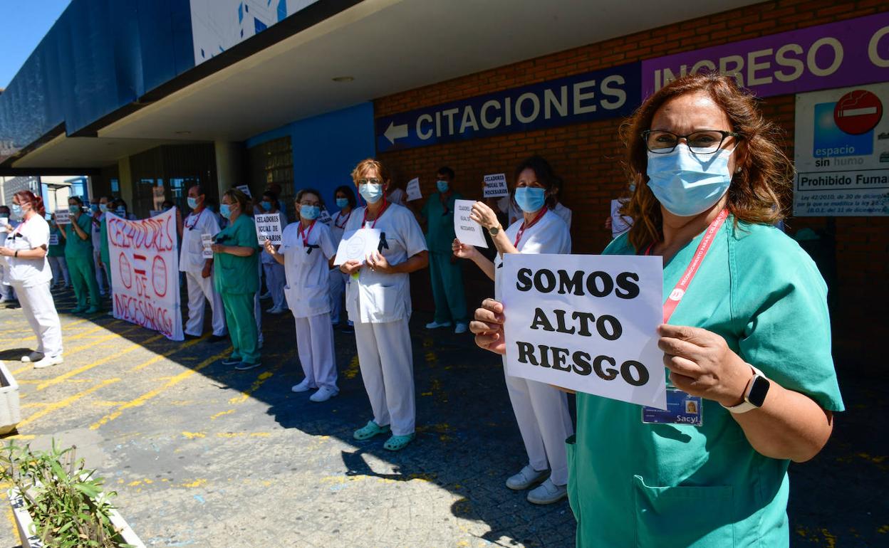 Celadores en Valladolid a las puertas del Hospital Clínico. 