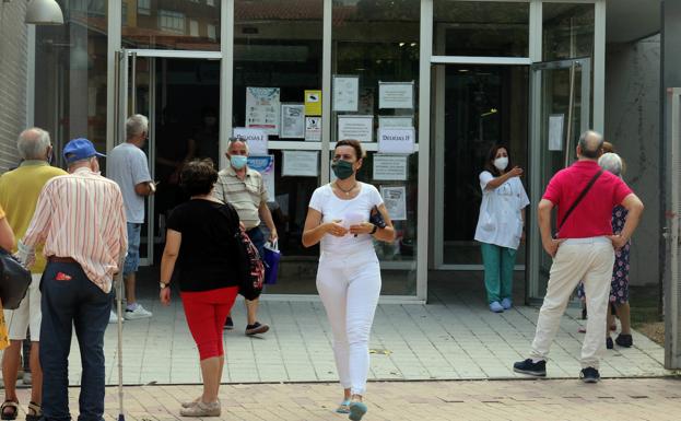 La ocupación de los hospitales llega al 75% en la región, que registra otros diez brotes