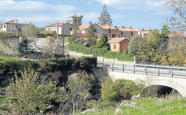 Imagen principal - Arriba, puente de entrada a la localidad de Ortigosa del Monte. Al fondo puede verse la torre de la iglesia de San Julián; paraje de 'El Berrocal' con uno de los 'bolos' de granito que pueden verse en la zona y Ayuntamiento. 