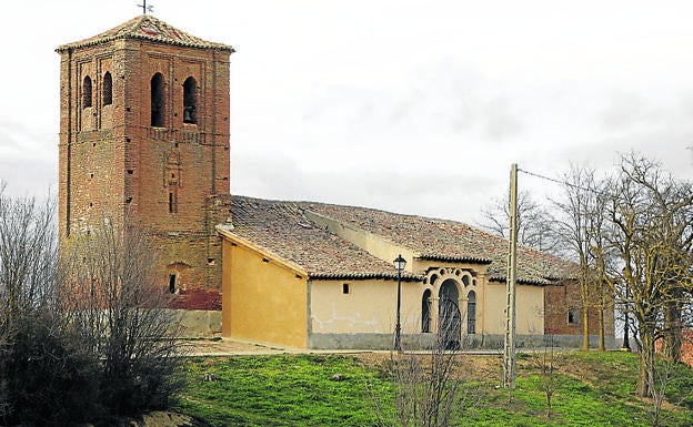 Imagen principal - Arriba, iglesia de Santa Eulalia en Villaldavín; edificio de la antigua fábrica de luz de Perales y virgen románica de Perales conservada en el convento de San Joaquín y Santa Anta de Valladolid. 