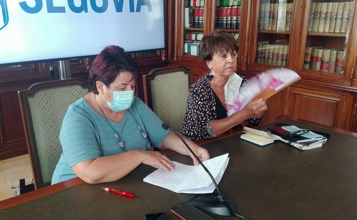 Claudia de Santos (derecha), junto a la alcaldesa, en la rueda de prensa para anunciar su dimisión. 