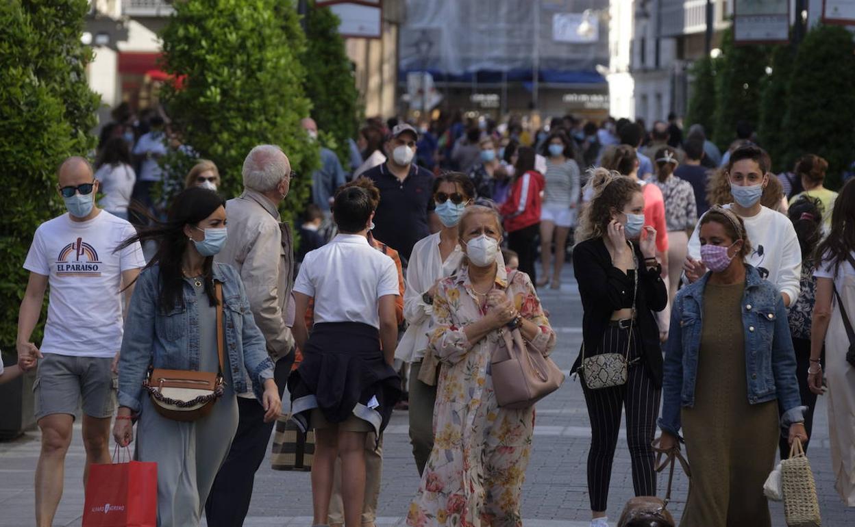 Gente con mascarilla, paseando por Valladolid.