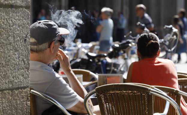 Puente asegura que es «falso» que esté prohibido fumar en la calle y en las terrazas 