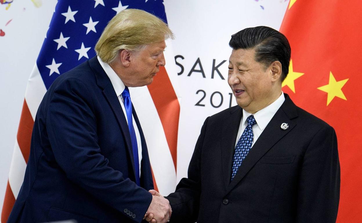 Donalt Trump y Xi Jinping se estrechan la mano tras el acuerdo de hace un año.