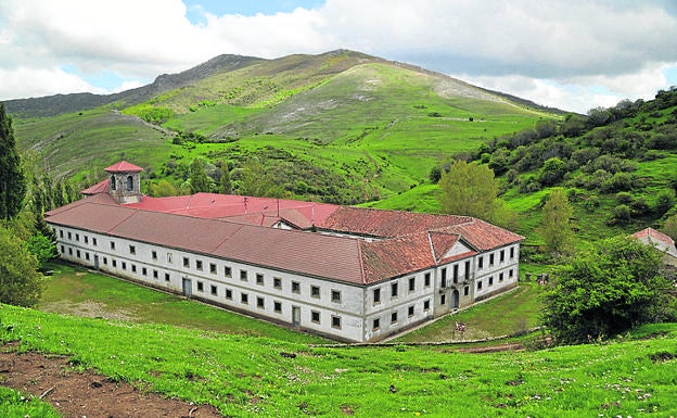 Imagen principal - Arriba, Abadía de Lebanza, el edificio actual corresponde a la reforma tras el incendio llevada a cabo en el siglo XVIII; molino de San Juan de Redondo, rehabilitado en el año 2005 y torre y espadaña de la Iglesia de Camasobres.