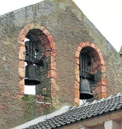 Torre-campanario de la iglesia de Pradales. 
