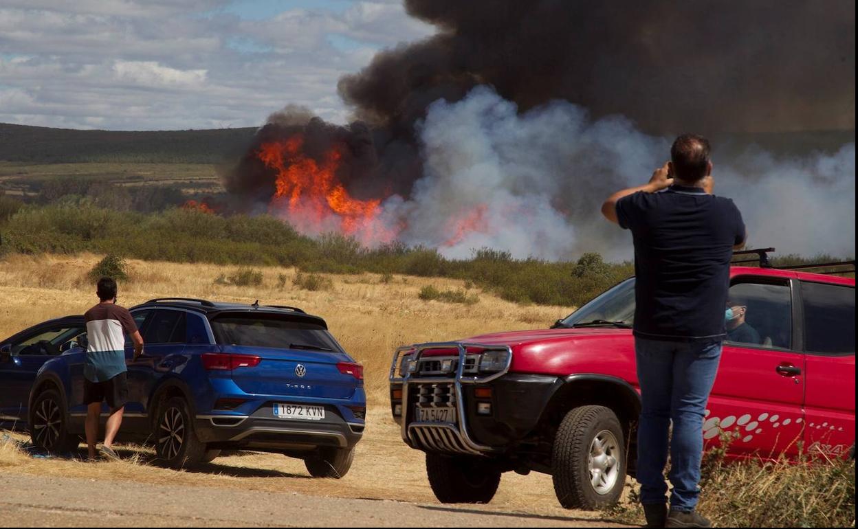 El incendio de la comarca zamorana de Aliste arrasa más de 2.000 hectáreas aunque pierde intensidad