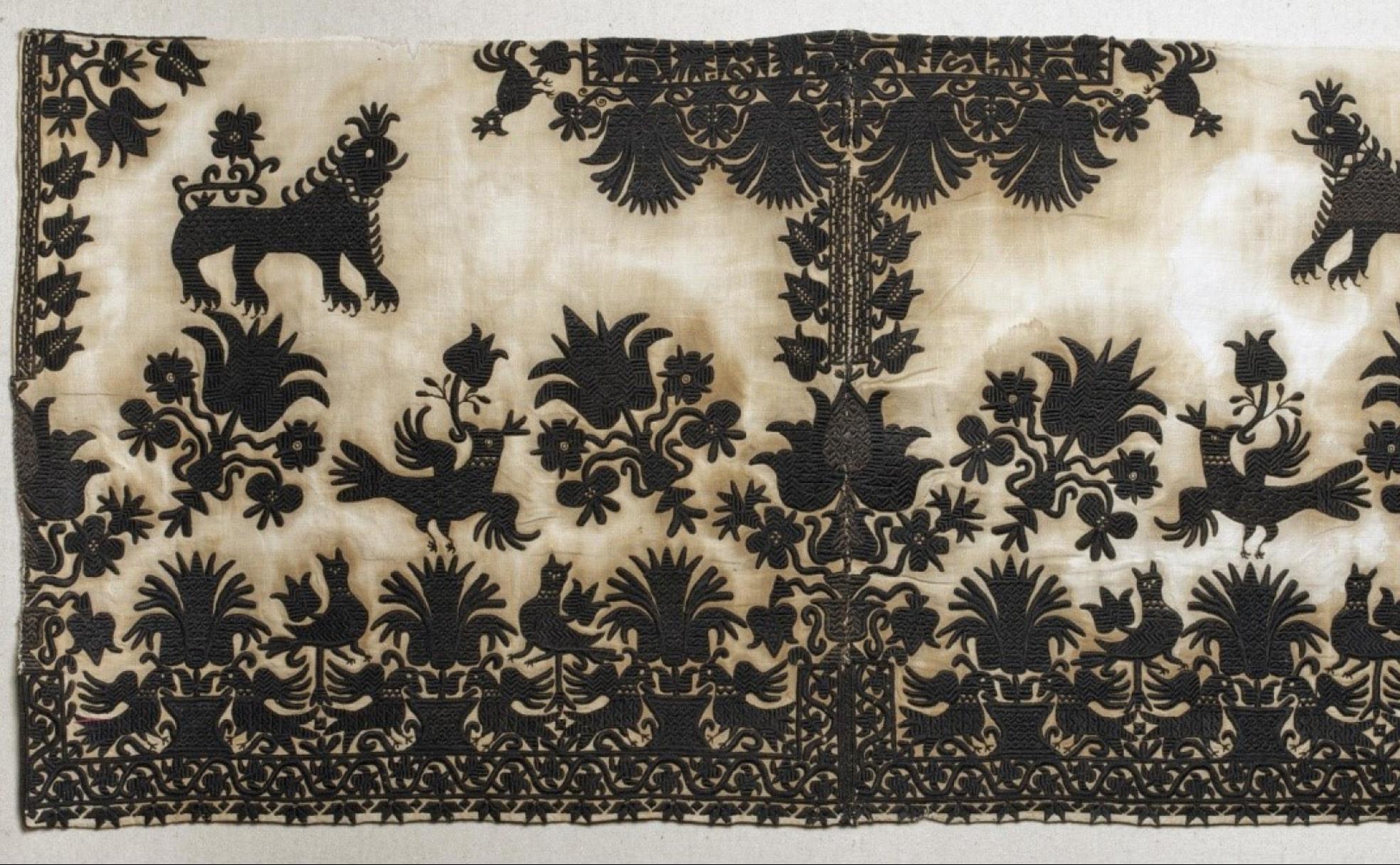 Bordado en negro con diseño de flores, animales fabulosos y pájaros..S