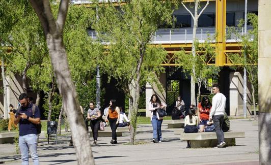 Alumnos en el campus Unamuno