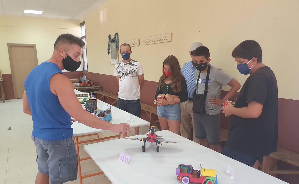 Abi Andrés Labrador explica los detalles de cada maqueta a los asistentes a la muestra.