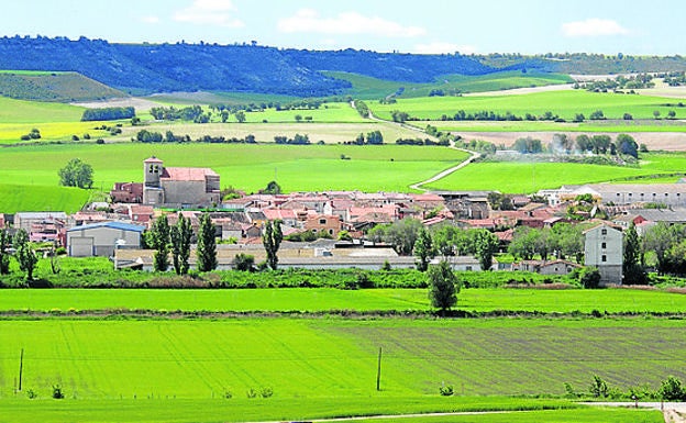 Imagen principal - Arriba, vista panorámica del pueblo; altar mayor de la iglesia de San Pedro y escudo incrustado en la pared de una de las casas del pueblo. 