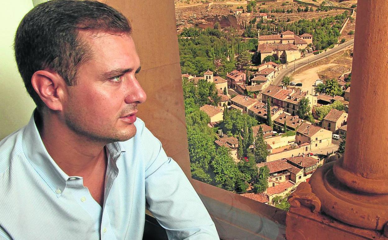 Pablo Pérez junto a una ventana del Salón de Reyes del Alcázar, con el barrio de San Marcos al fondo. 