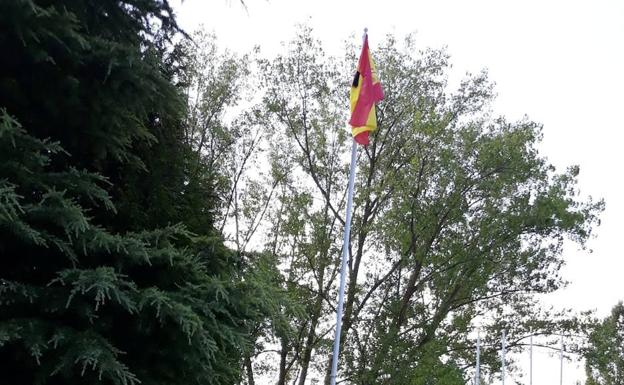 Crespón negro en la bandera de España izada en Alar, en memoria de Guillermo Escobar.