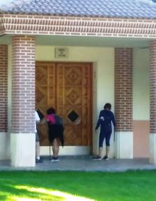 Imagen secundaria 2 - Los parques infantiles reabrieron y hubo vecinos de Pedrajas que se acercaron a la ermita de la Virgen de Sacedón y se sentaron en terrazas. 