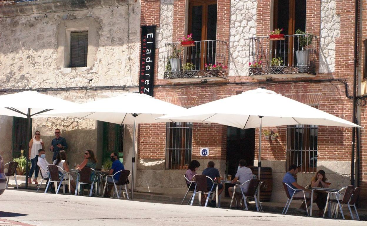 Terraza en Pedrajas de San Esteban, que vivió un confinamiento las dos primeras semanas de agosto. 