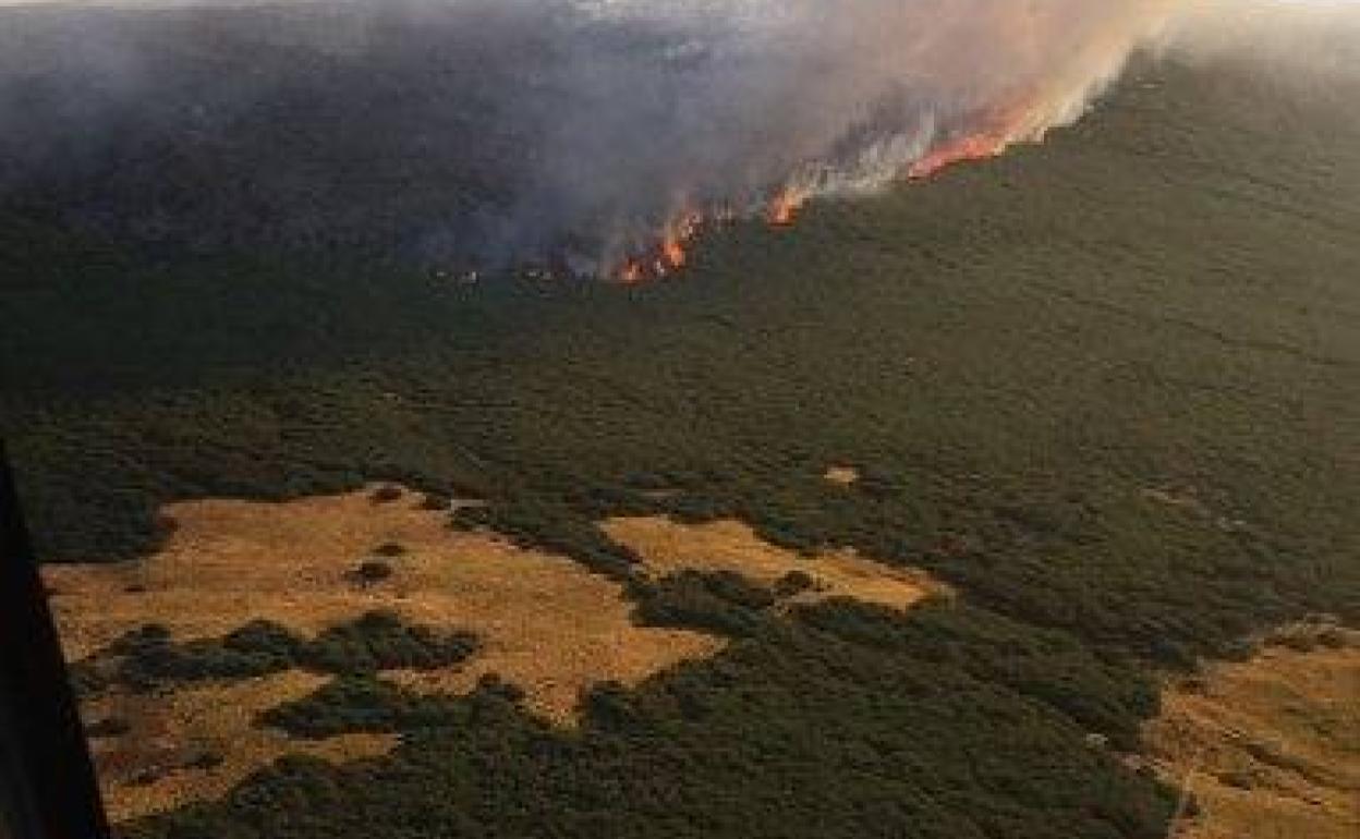 Imagen del fuego en las cumbres de Gredos.