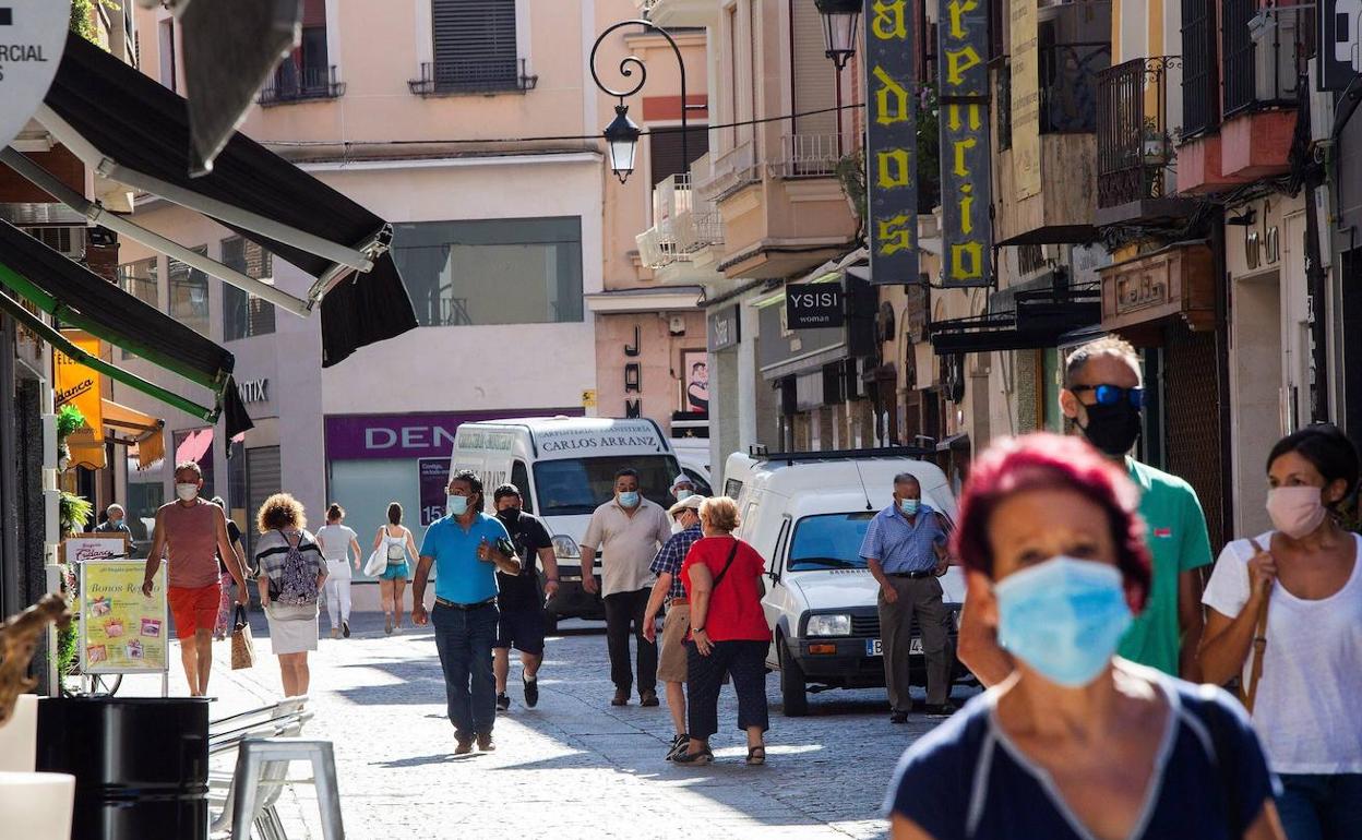 Vecinos de Burgos pasean con mascarilla. 