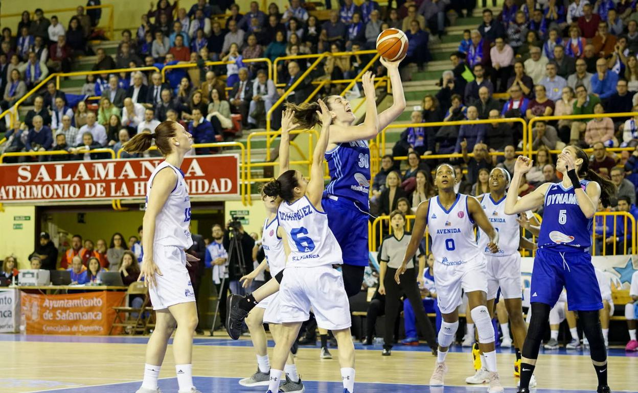 Perfumerías Avenida ante el Dynamo Kursk, rival también este año, en un partido de la Euroliga femenina. 