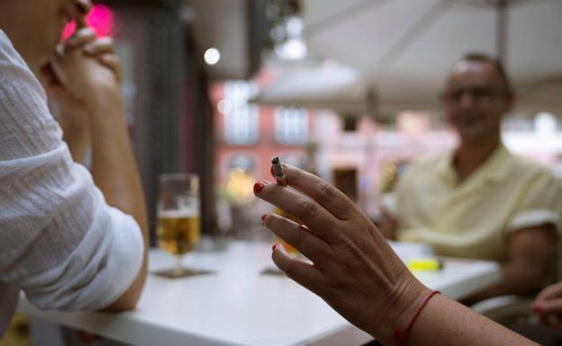 Fumar en la calle o el ocio nocturno, prohibido desde hoy en Castilla y León 