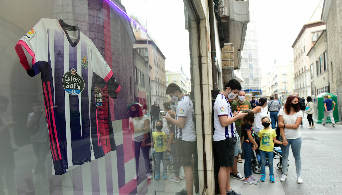 Los aficionados empiezan a comprar las nuevas camisetas del Real Valladolid. 