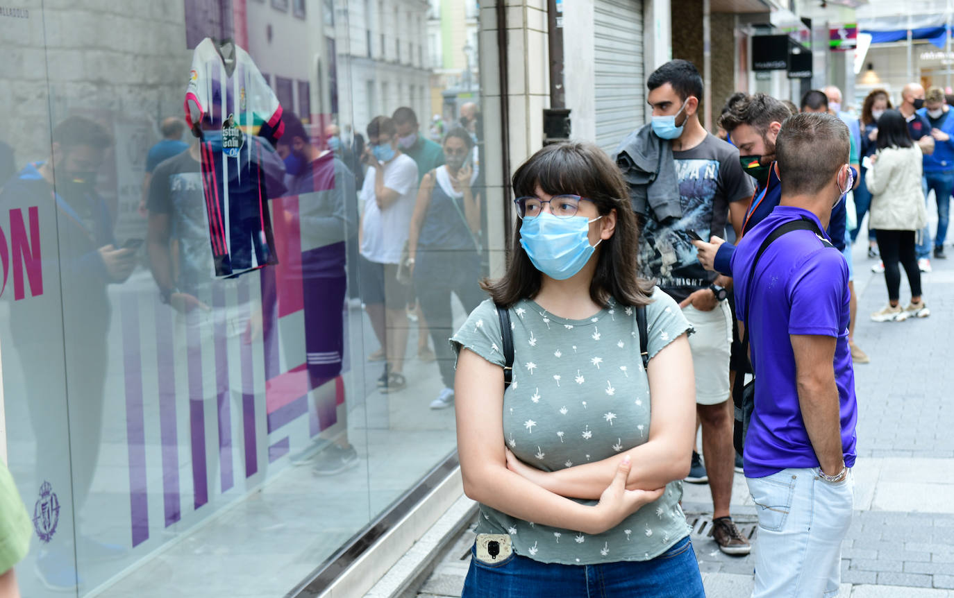 Los aficionados empiezan a comprar las nuevas camisetas del Real Valladolid. 
