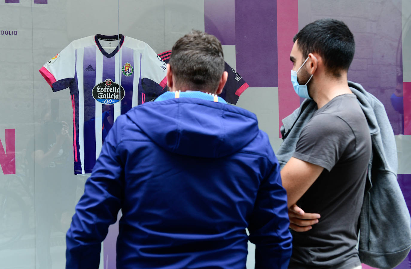 Los aficionados empiezan a comprar las nuevas camisetas del Real Valladolid. 
