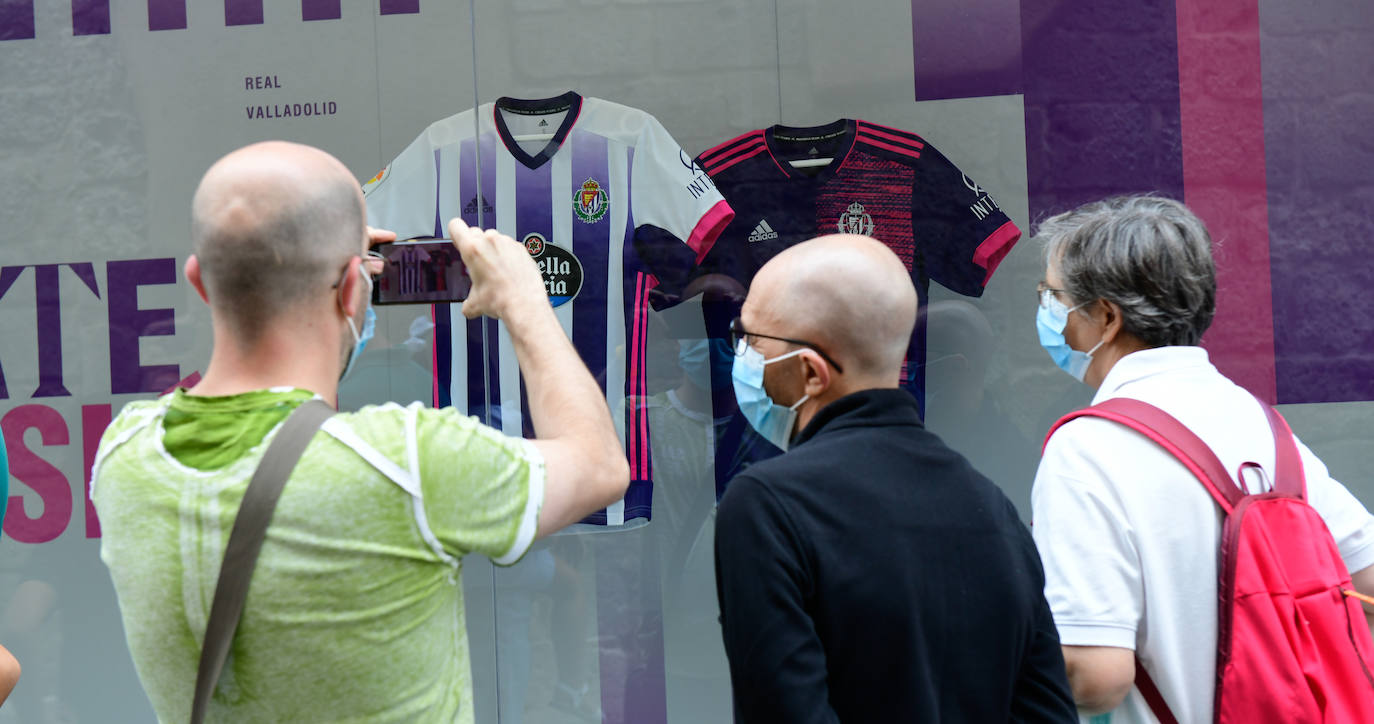 Los aficionados empiezan a comprar las nuevas camisetas del Real Valladolid. 